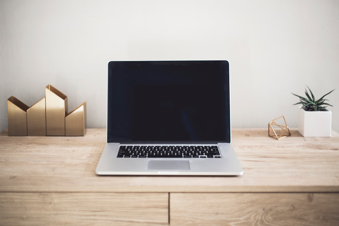Laptop su scrivania elegante per The English Rose Online Academy